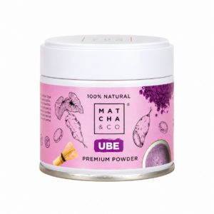 Ube Latte de color violeta preparado con ñame morado en polvo